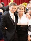 最佳男主角提名获得者杰瑞米-雷纳和他的母亲佩戴最新款伯爵表出席奥斯卡颁奖礼