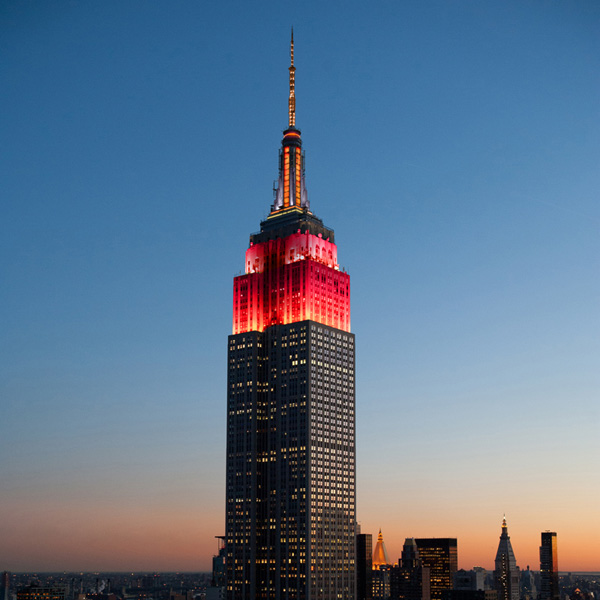 纽约帝国大厦举行灯光秀并推出新春橱窗展