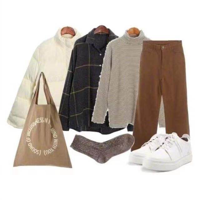 白色羽绒服 高领毛衣 休闲裤